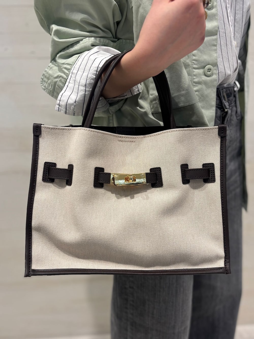 グレー系のデニムパンツ、その他のシャツ/ブラウス、グリーン系のシャツ/ブラウスを着用したレディースの冬コーディネートの8枚目の写真