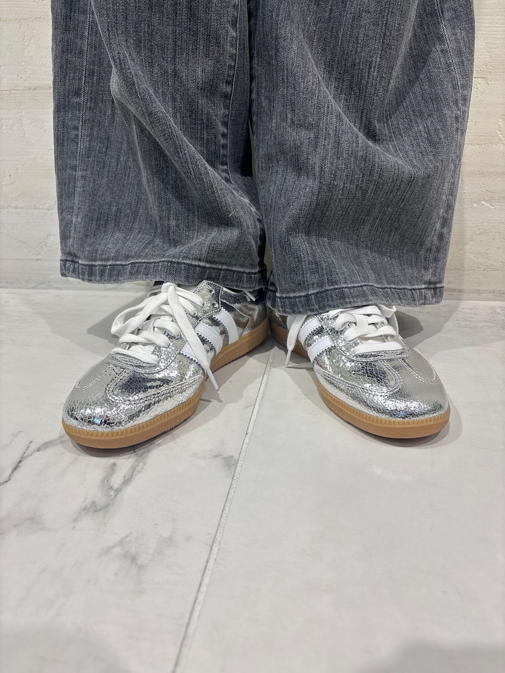 グレー系のデニムパンツ、その他のシャツ/ブラウス、グリーン系のシャツ/ブラウスを着用したレディースの冬コーディネートの7枚目の写真
