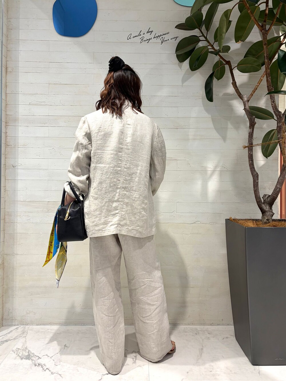 ホワイト系のテーラードジャケット、ホワイト系のその他パンツ、その他のTシャツ/カットソーを着用したレディースの春コーディネートの3枚目の写真