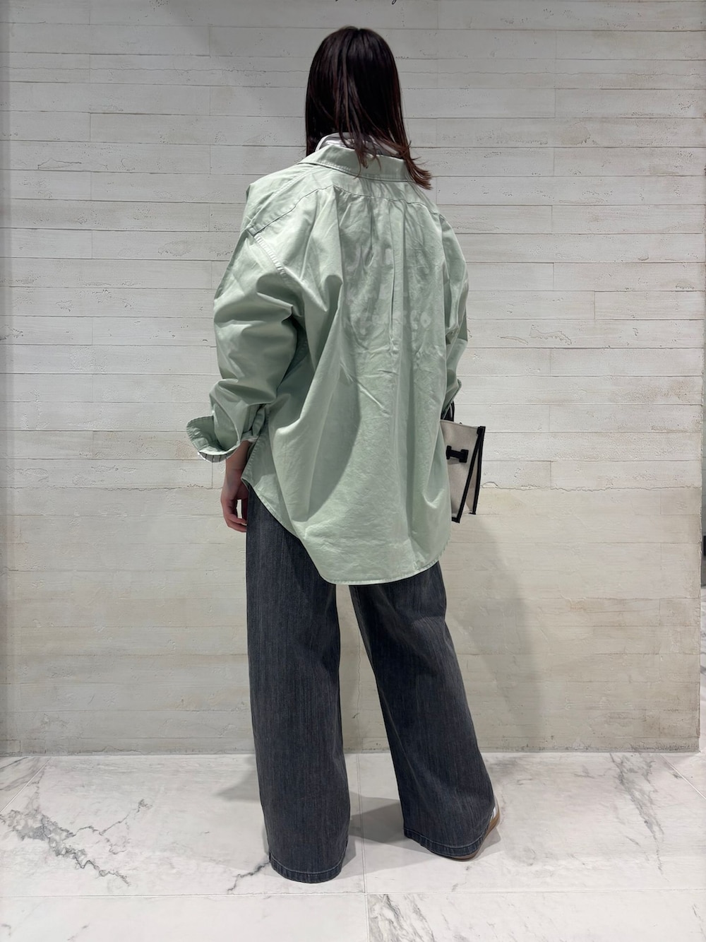 グレー系のデニムパンツ、その他のシャツ/ブラウス、グリーン系のシャツ/ブラウスを着用したレディースの冬コーディネートの3枚目の写真
