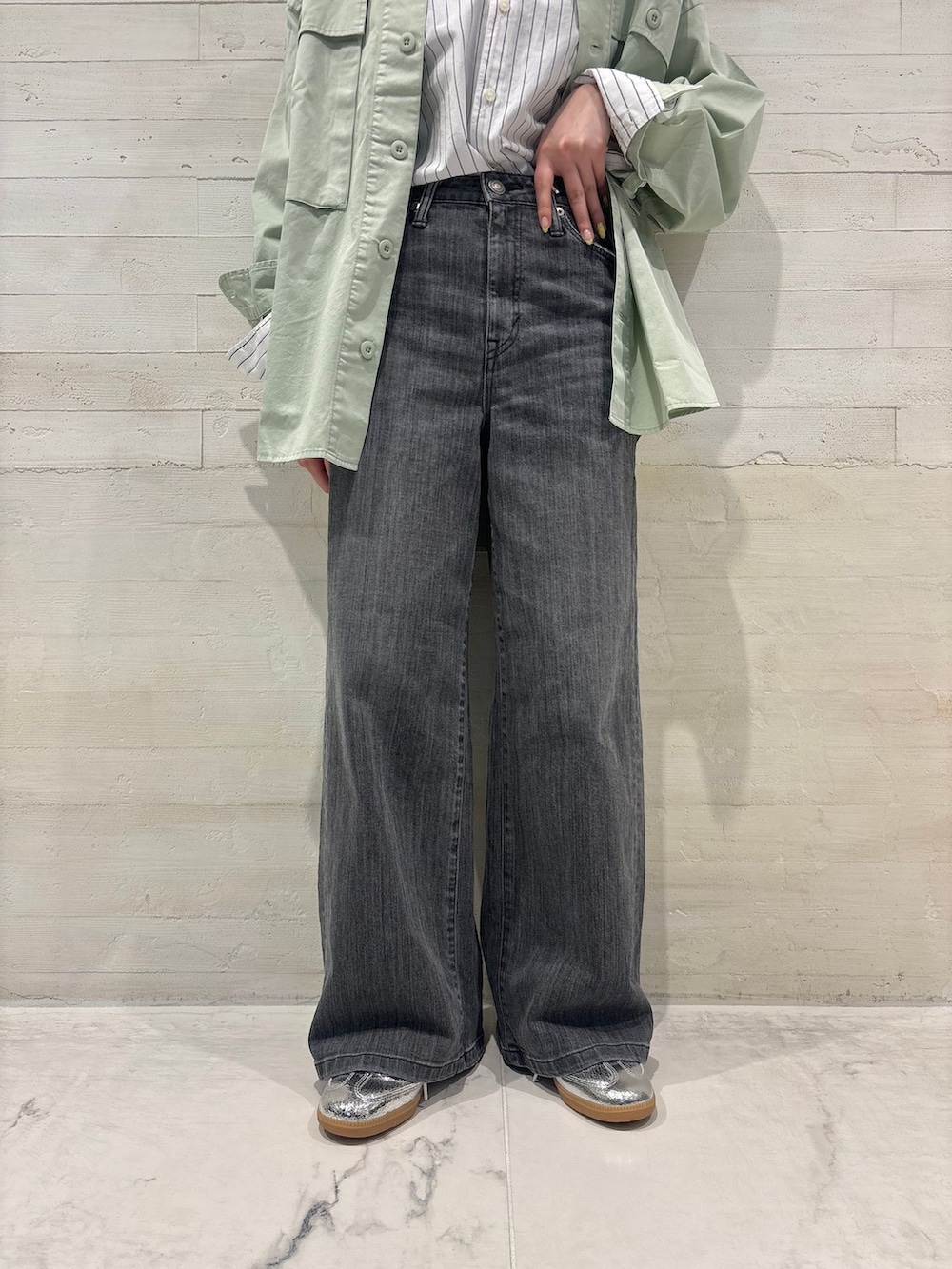 グレー系のデニムパンツ、その他のシャツ/ブラウス、グリーン系のシャツ/ブラウスを着用したレディースの冬コーディネートの6枚目の写真