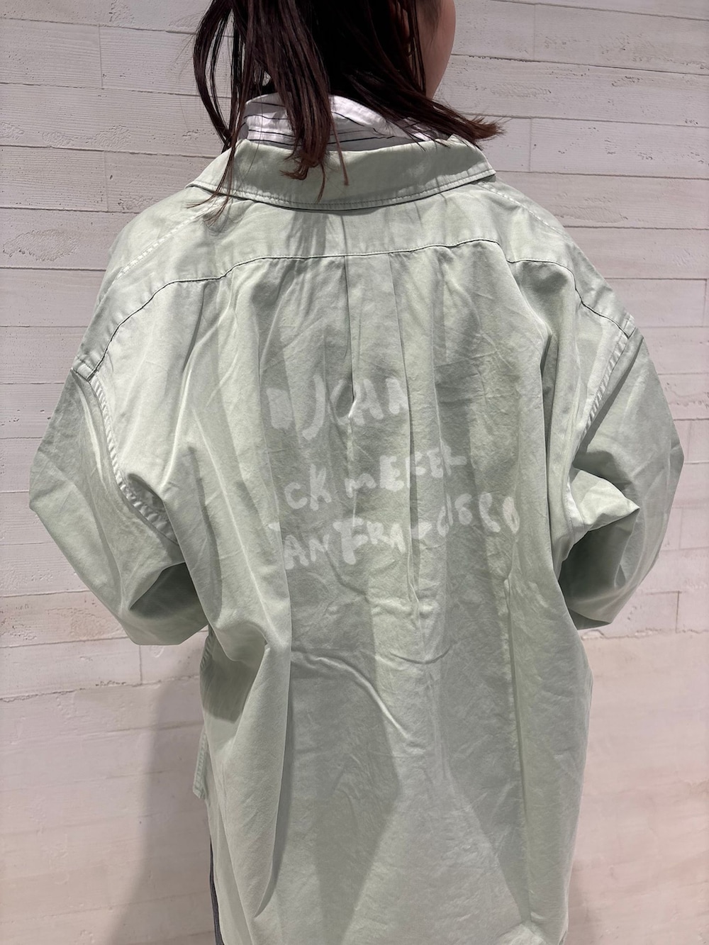 グレー系のデニムパンツ、その他のシャツ/ブラウス、グリーン系のシャツ/ブラウスを着用したレディースの冬コーディネートの4枚目の写真