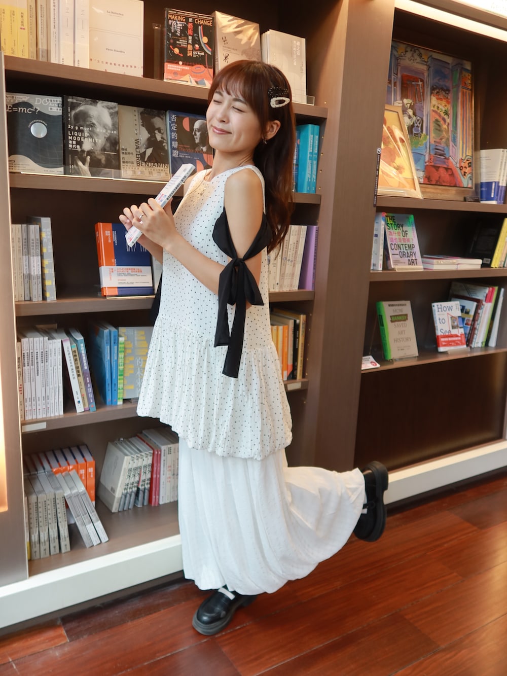 ホワイト系のシャツワンピースを着用したレディースの夏コーディネートの2枚目の写真