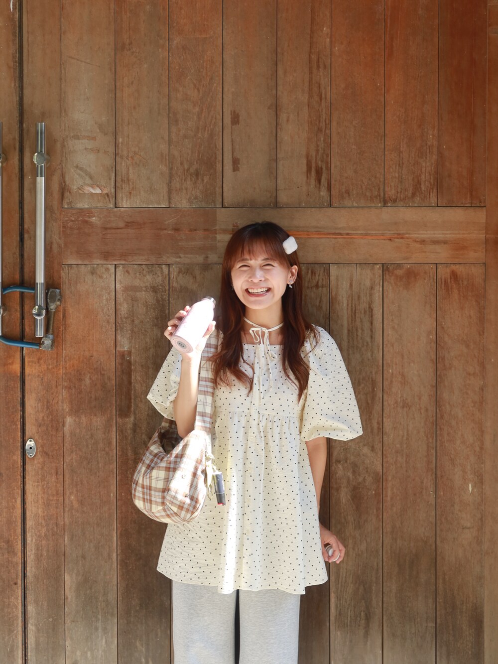 ホワイト系のシャツ/ブラウスを着用したレディースの夏コーディネートの2枚目の写真