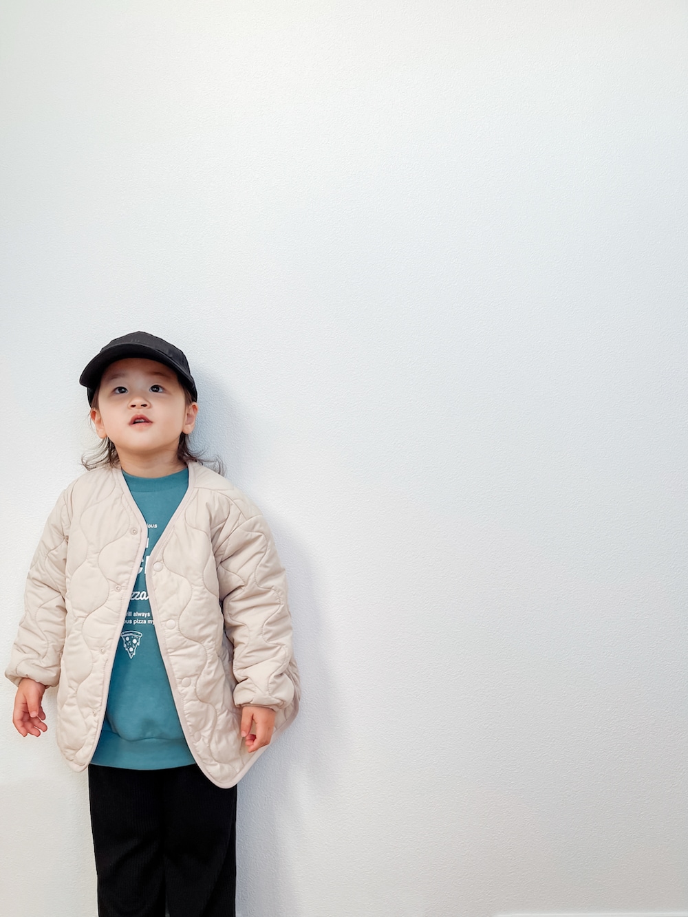 ベージュ系のジャケット/アウター、ブルー系のトップス、ブラック系のオールインワン・サロペットを着用したキッズの冬コーディネートの3枚目の写真