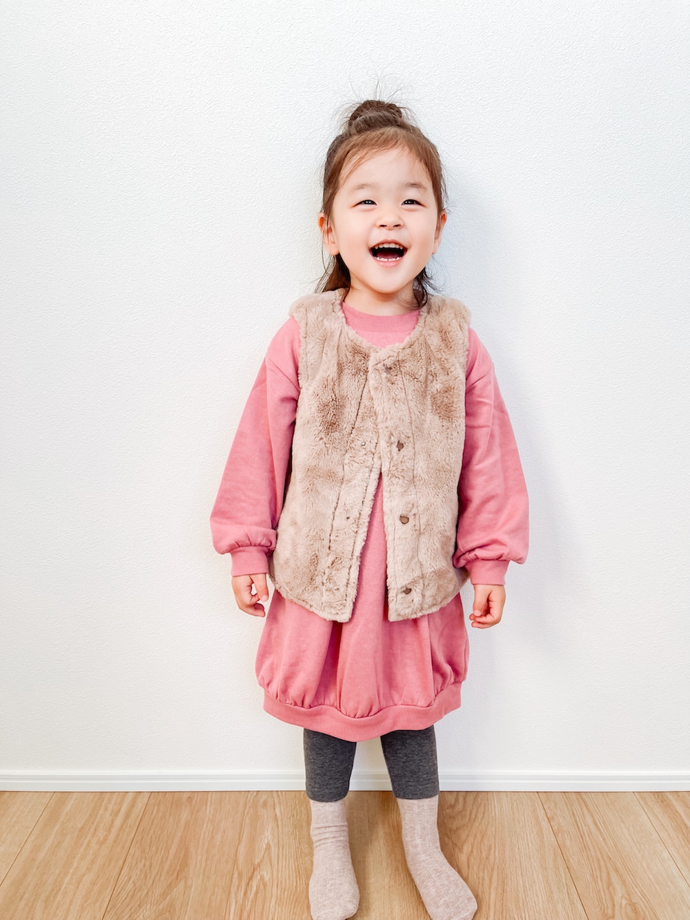 ピンク系のトップス、ブラウン系のジャケット/アウターを着用したキッズの冬コーディネートの2枚目の写真