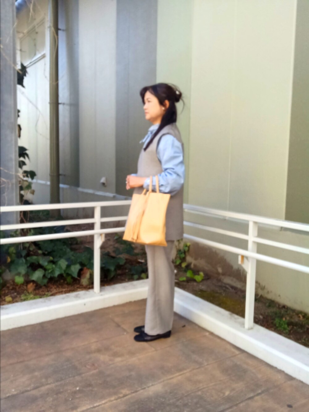 ベージュ系のセットアップを着用したレディースの冬コーディネートの2枚目の写真