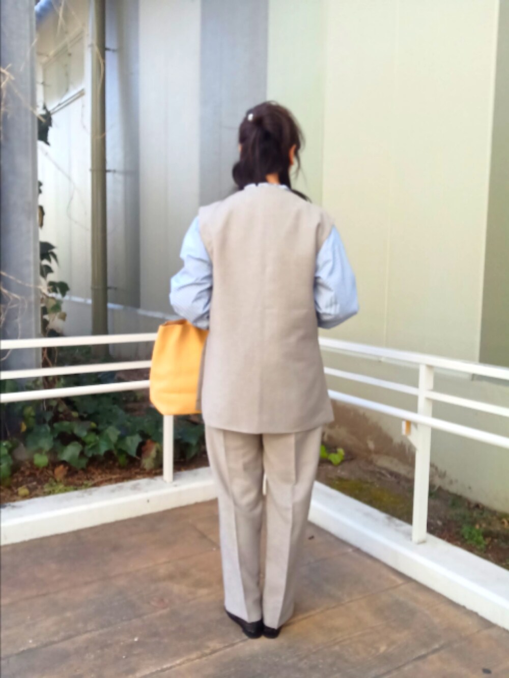 ベージュ系のセットアップを着用したレディースの冬コーディネートの3枚目の写真