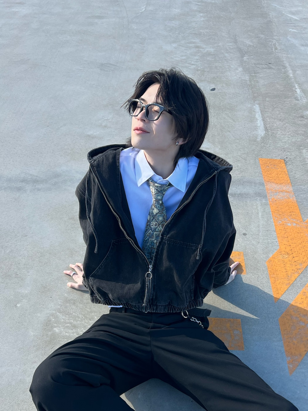 ブラック系のパンツ、ブラック系のパーカー、ベージュ系のファッション雑貨を着用したメンズの冬コーディネートの2枚目の写真