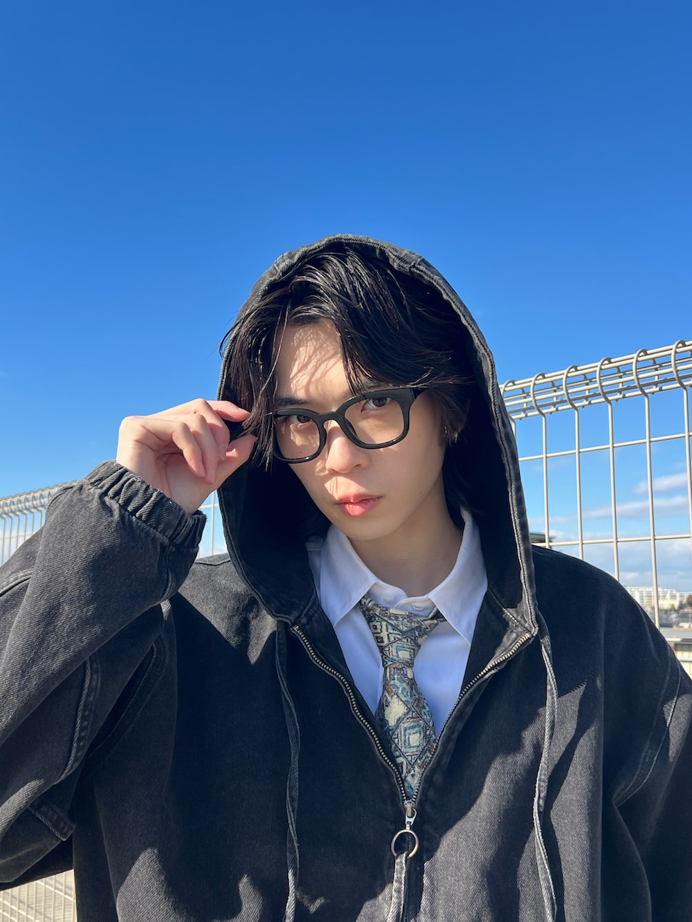 ブラック系のパンツ、ブラック系のパーカー、ベージュ系のファッション雑貨を着用したメンズの冬コーディネートの4枚目の写真