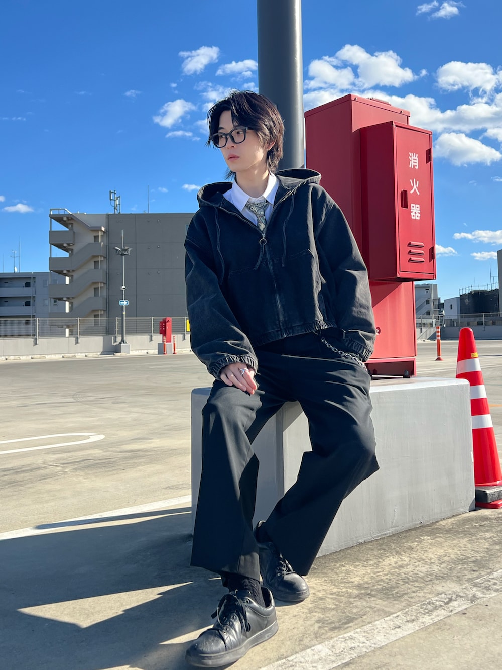 ブラック系のパンツ、ブラック系のパーカー、ベージュ系のファッション雑貨を着用したメンズの冬コーディネートの3枚目の写真