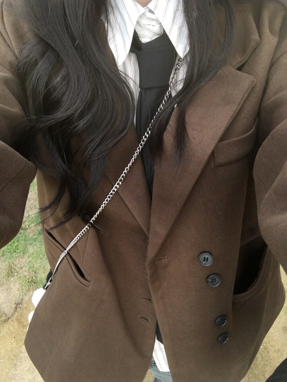 ブラウン系のジャケット/アウターを着用したレディースの秋コーディネートの3枚目の写真