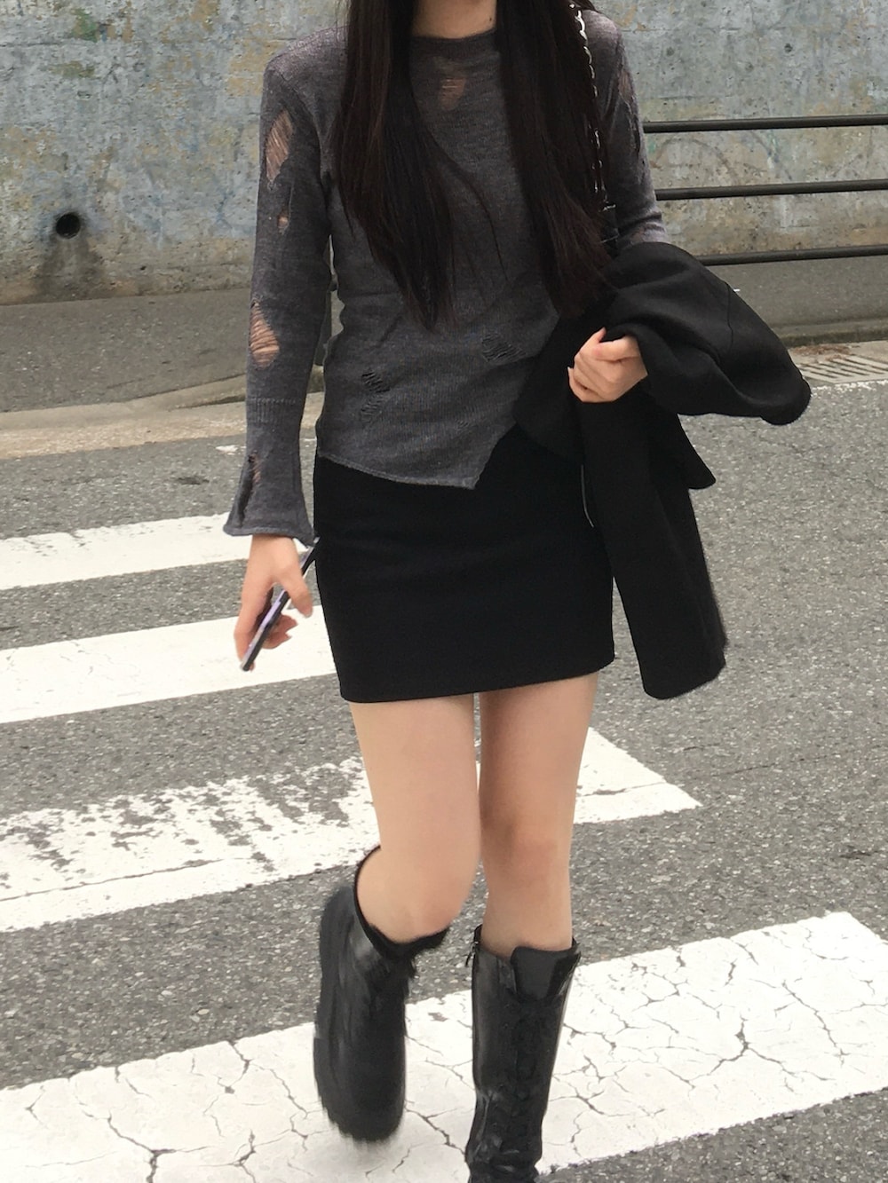 ブラック系のジャケット/アウターを着用したレディースの秋コーディネートの2枚目の写真