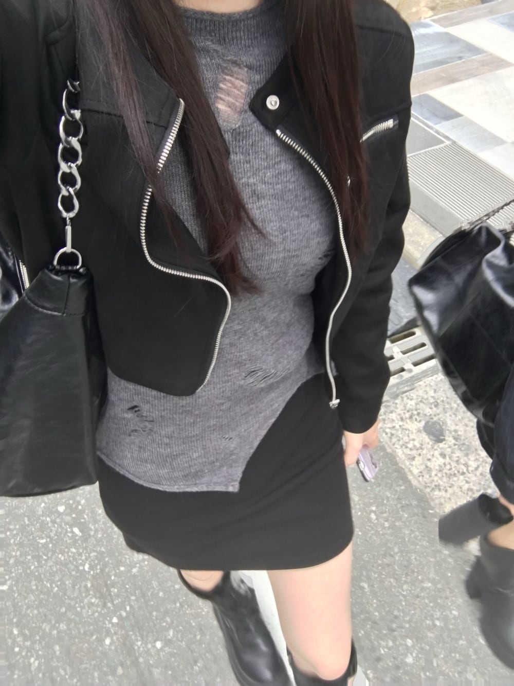 ブラック系のジャケット/アウターを着用したレディースの秋コーディネートの3枚目の写真