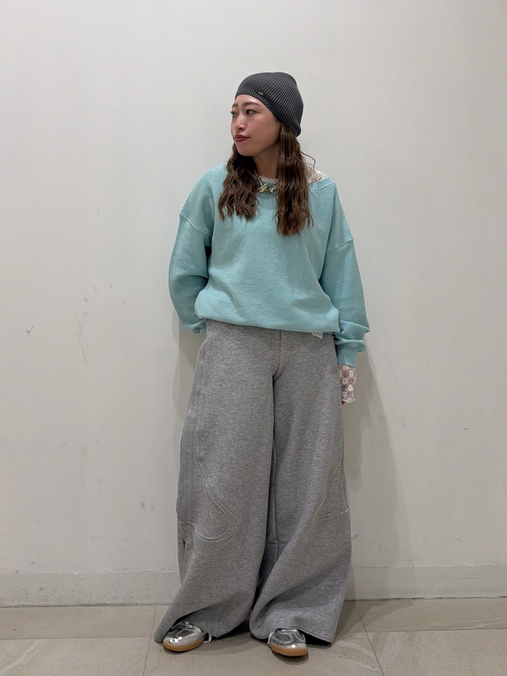 ブルー系のスウェット、ホワイト系のTシャツ/カットソー、シルバー系のスニーカーを着用したレディースの冬コーディネートの2枚目の写真