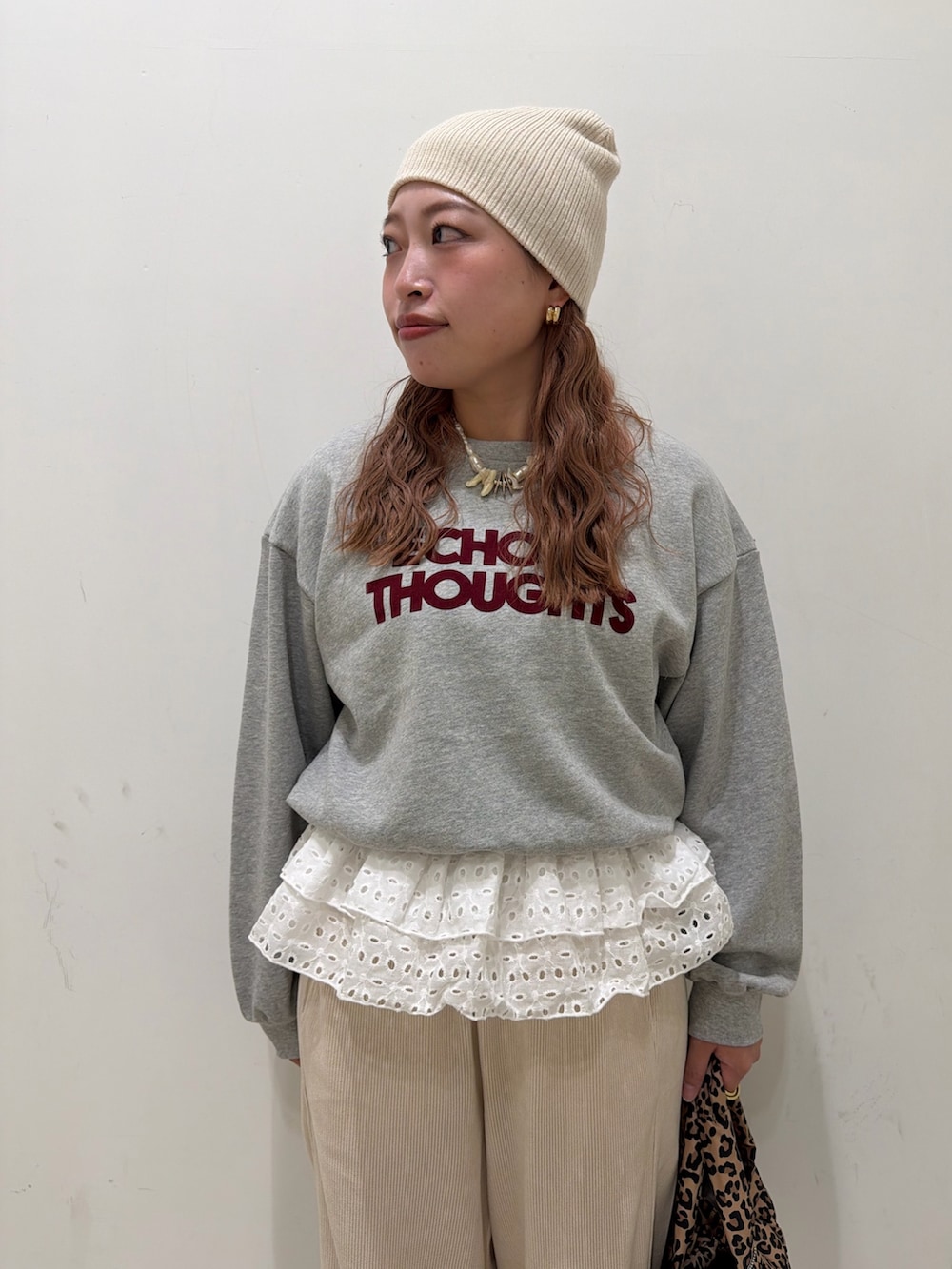 グレー系のスウェット、ブラウン系のその他アウター、ホワイト系のその他パンツを着用したレディースの冬コーディネートの6枚目の写真