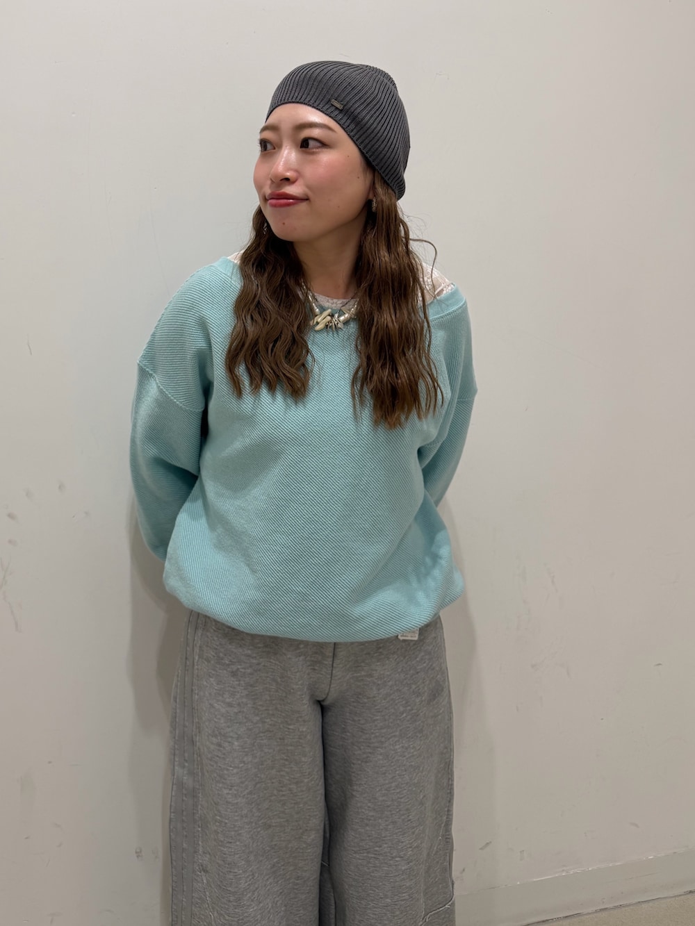 ブルー系のスウェット、ホワイト系のTシャツ/カットソー、シルバー系のスニーカーを着用したレディースの冬コーディネートの4枚目の写真