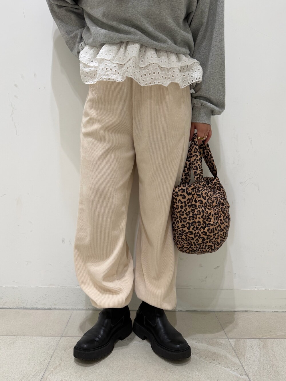 グレー系のスウェット、ブラウン系のその他アウター、ホワイト系のその他パンツを着用したレディースの冬コーディネートの7枚目の写真