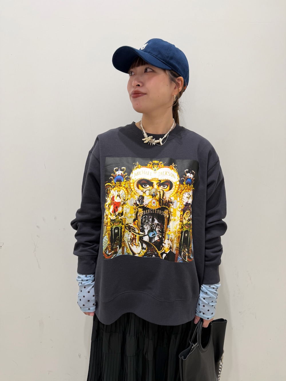 グレー系のTシャツ/カットソー、ブルー系のTシャツ/カットソー、ブラック系のスカートを着用したレディースの冬コーディネートの2枚目の写真