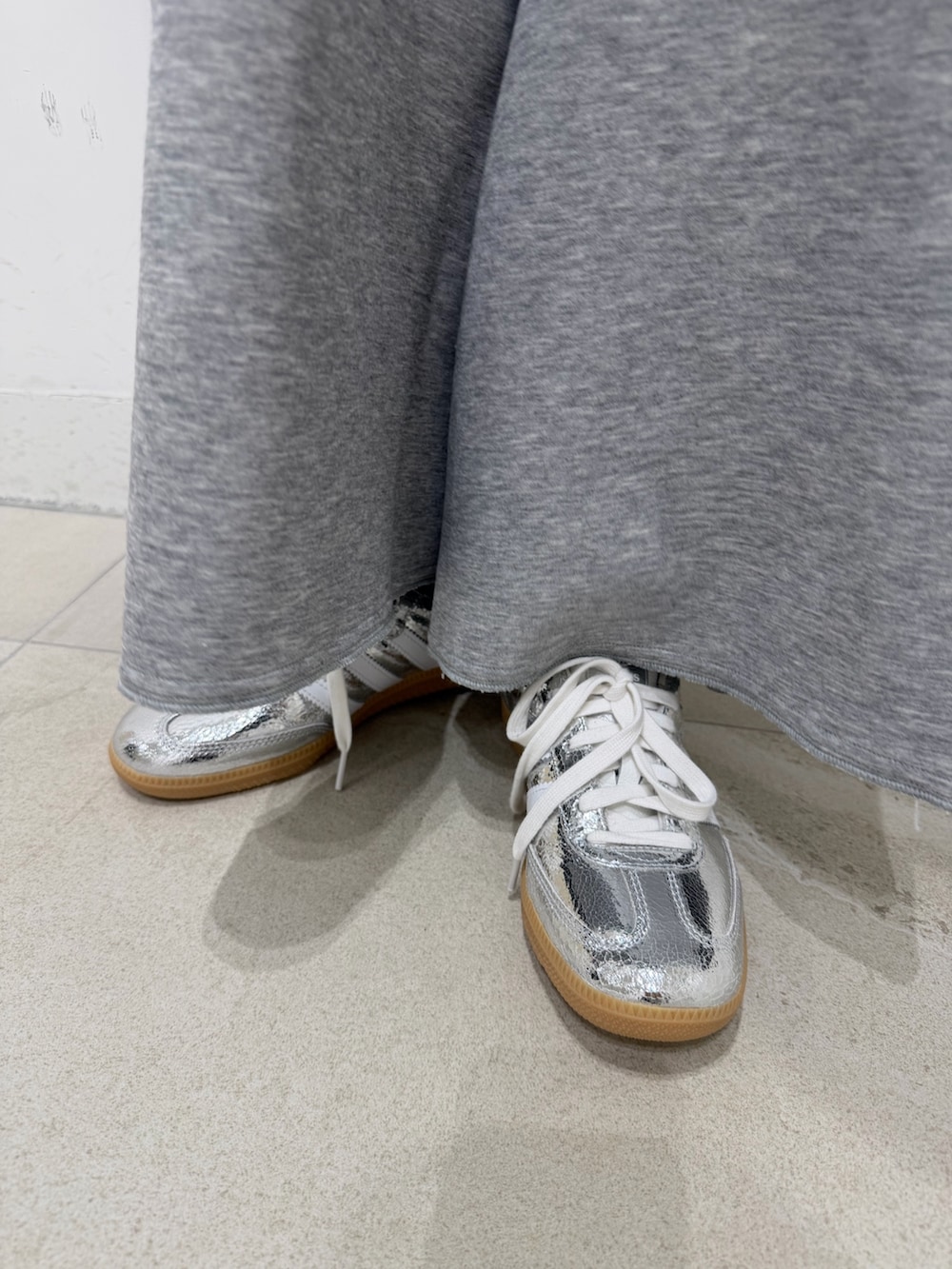 ブルー系のスウェット、ホワイト系のTシャツ/カットソー、シルバー系のスニーカーを着用したレディースの冬コーディネートの6枚目の写真