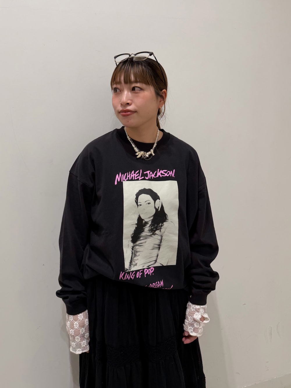 ブラック系のTシャツ/カットソー、ホワイト系のTシャツ/カットソー、ブラック系のスカートを着用したレディースの冬コーディネートの3枚目の写真