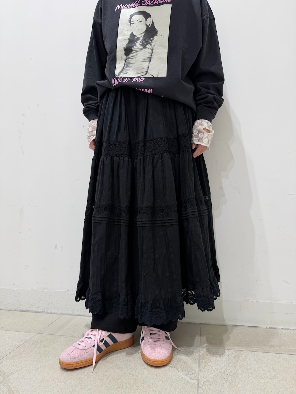 ブラック系のTシャツ/カットソー、ホワイト系のTシャツ/カットソー、ブラック系のスカートを着用したレディースの冬コーディネートの4枚目の写真