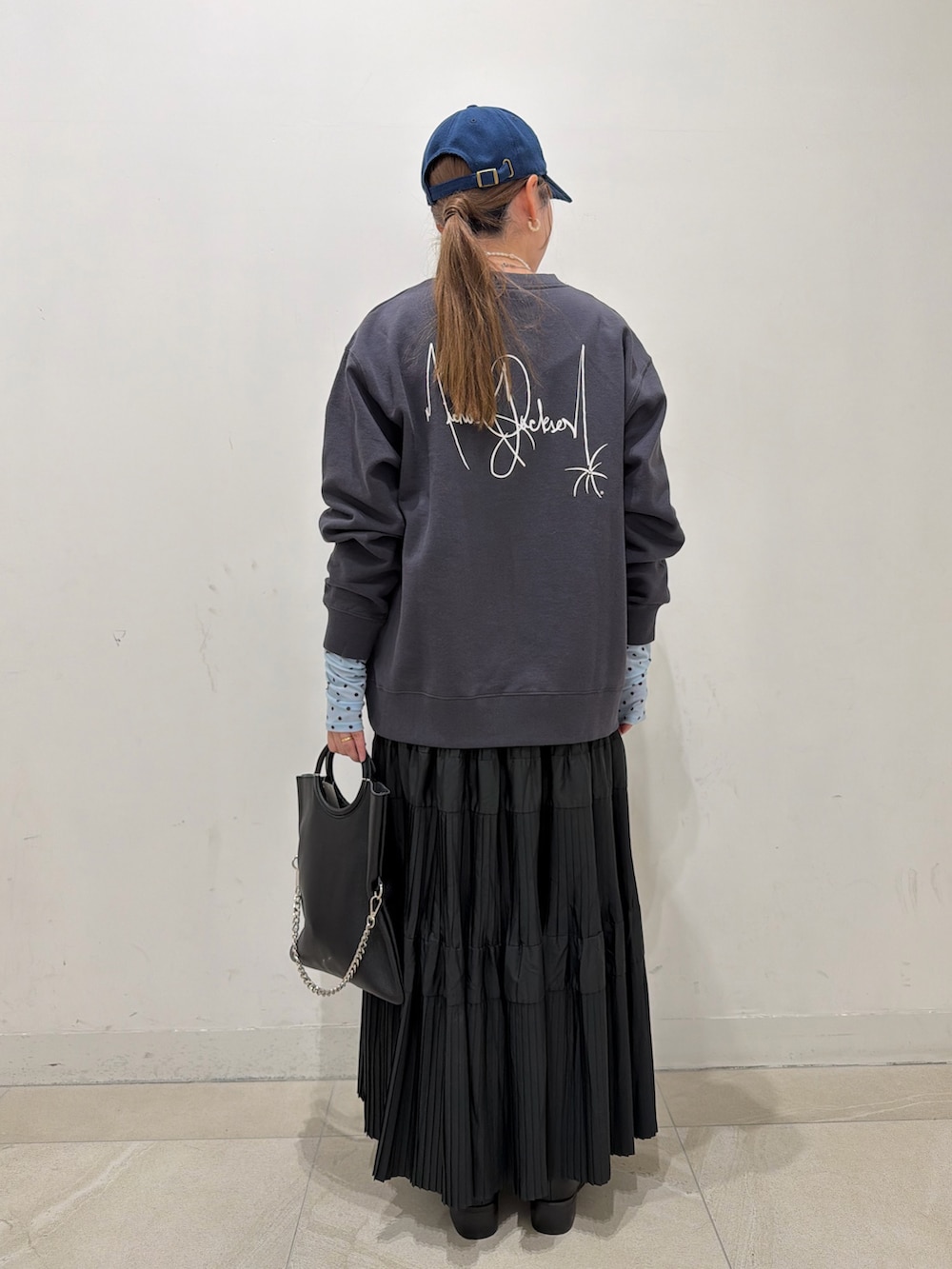 グレー系のTシャツ/カットソー、ブルー系のTシャツ/カットソー、ブラック系のスカートを着用したレディースの冬コーディネートの4枚目の写真