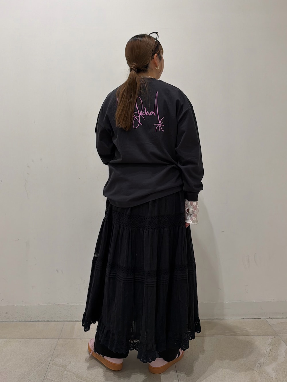 ブラック系のTシャツ/カットソー、ホワイト系のTシャツ/カットソー、ブラック系のスカートを着用したレディースの冬コーディネートの2枚目の写真