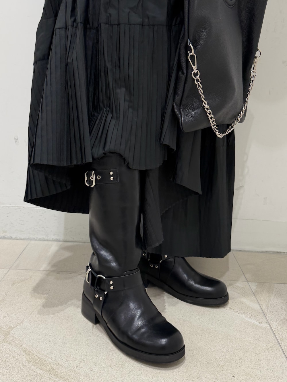 グレー系のTシャツ/カットソー、ブルー系のTシャツ/カットソー、ブラック系のスカートを着用したレディースの冬コーディネートの5枚目の写真