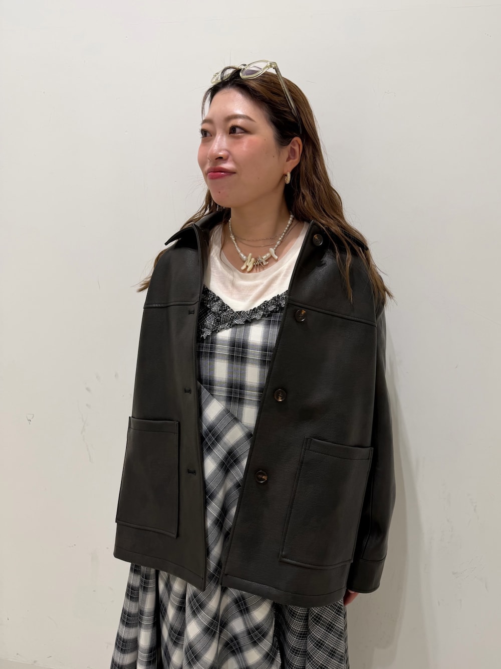 ブラック系のブルゾン、ブラック系のワンピース、シルバー系のスニーカーを着用したレディースの冬コーディネートの2枚目の写真