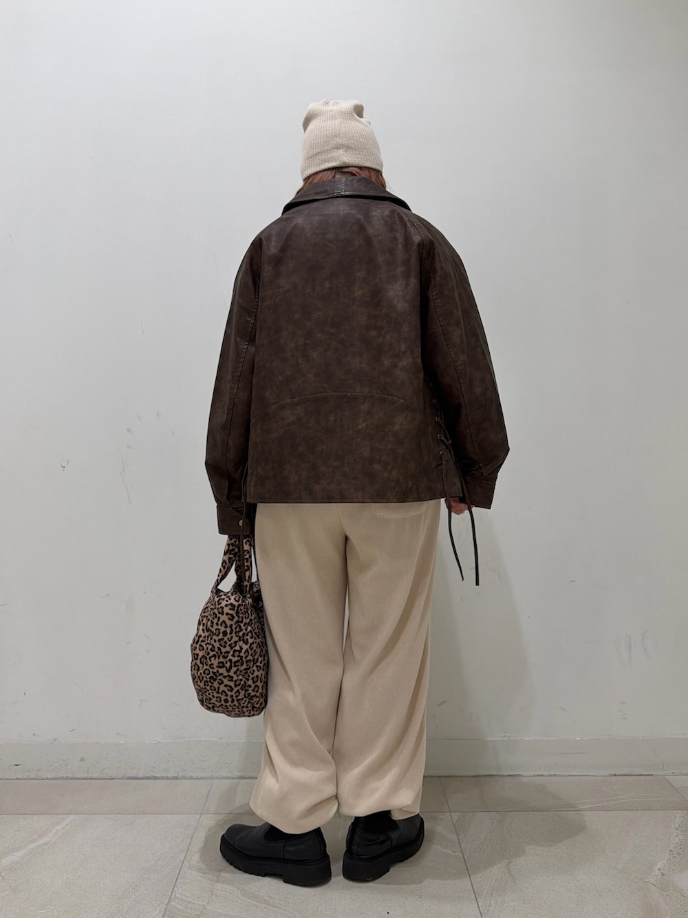 グレー系のスウェット、ブラウン系のその他アウター、ホワイト系のその他パンツを着用したレディースの冬コーディネートの3枚目の写真