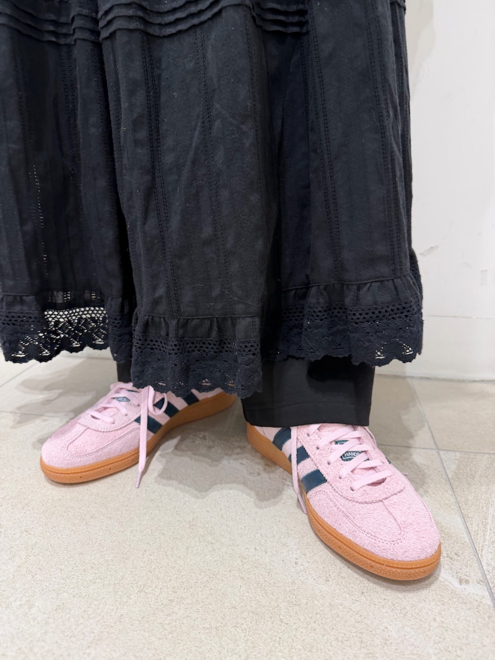 ブラック系のTシャツ/カットソー、ホワイト系のTシャツ/カットソー、ブラック系のスカートを着用したレディースの冬コーディネートの5枚目の写真