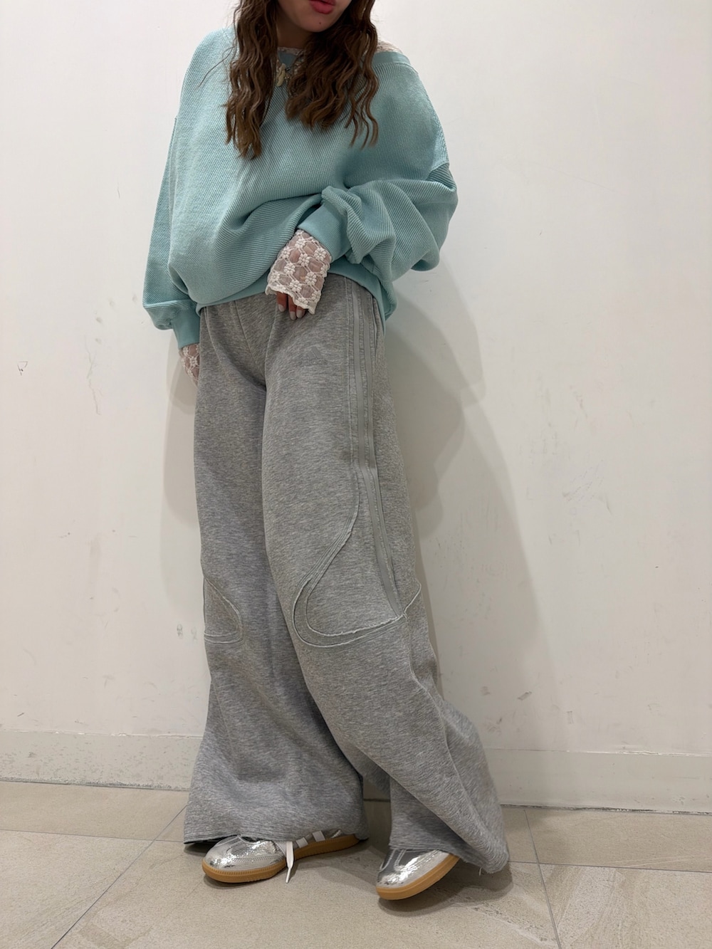 ブルー系のスウェット、ホワイト系のTシャツ/カットソー、シルバー系のスニーカーを着用したレディースの冬コーディネートの5枚目の写真