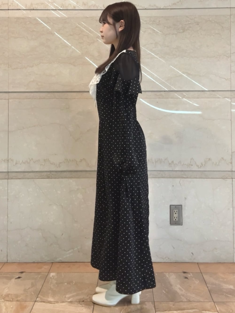 その他のワンピース、ホワイト系のブーツを着用したレディースの冬コーディネートの3枚目の写真