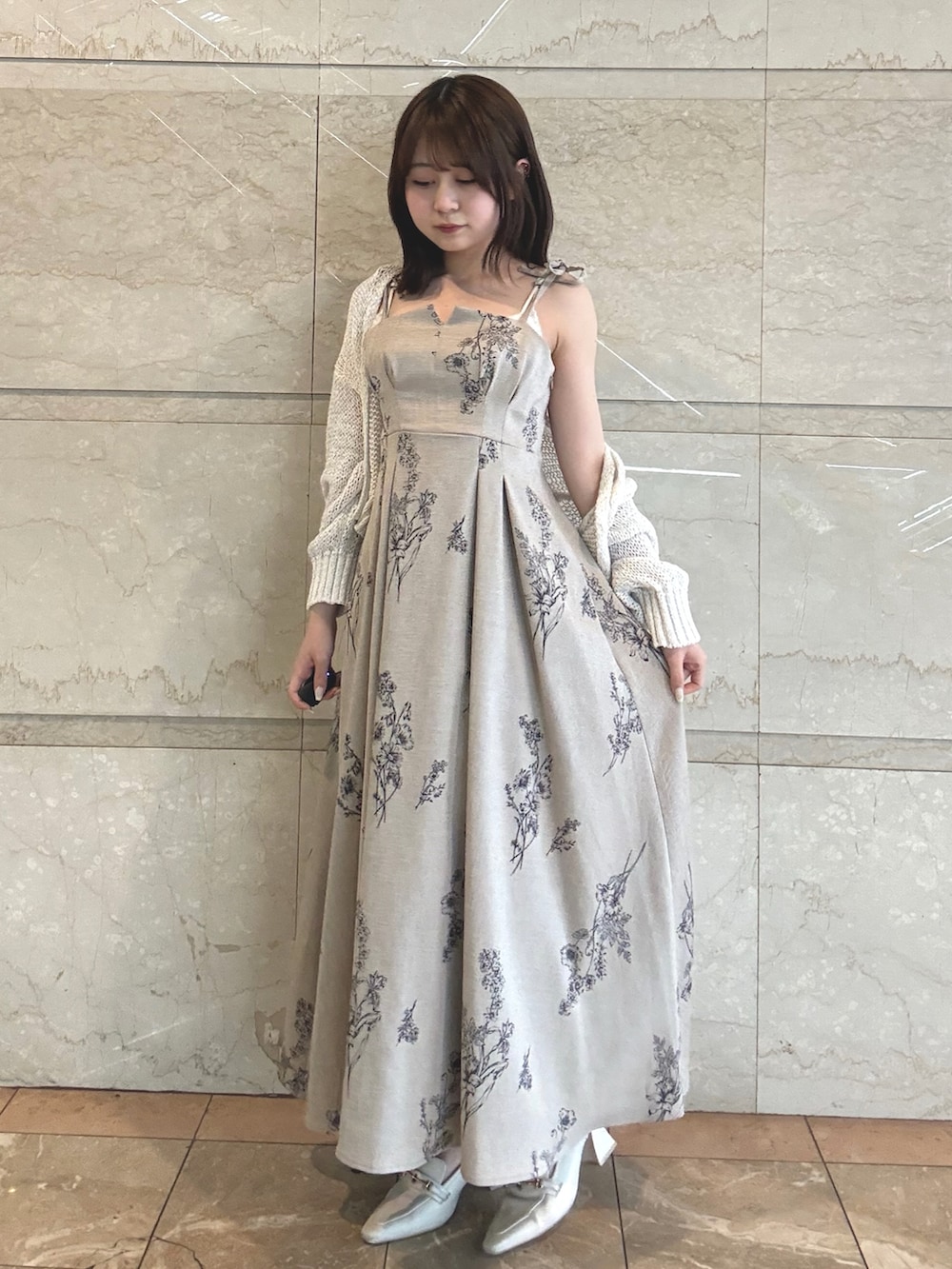 ホワイト系のカーディガン/ボレロ、ベージュ系のワンピース、ホワイト系のパンプスを着用したレディースの春コーディネートの3枚目の写真