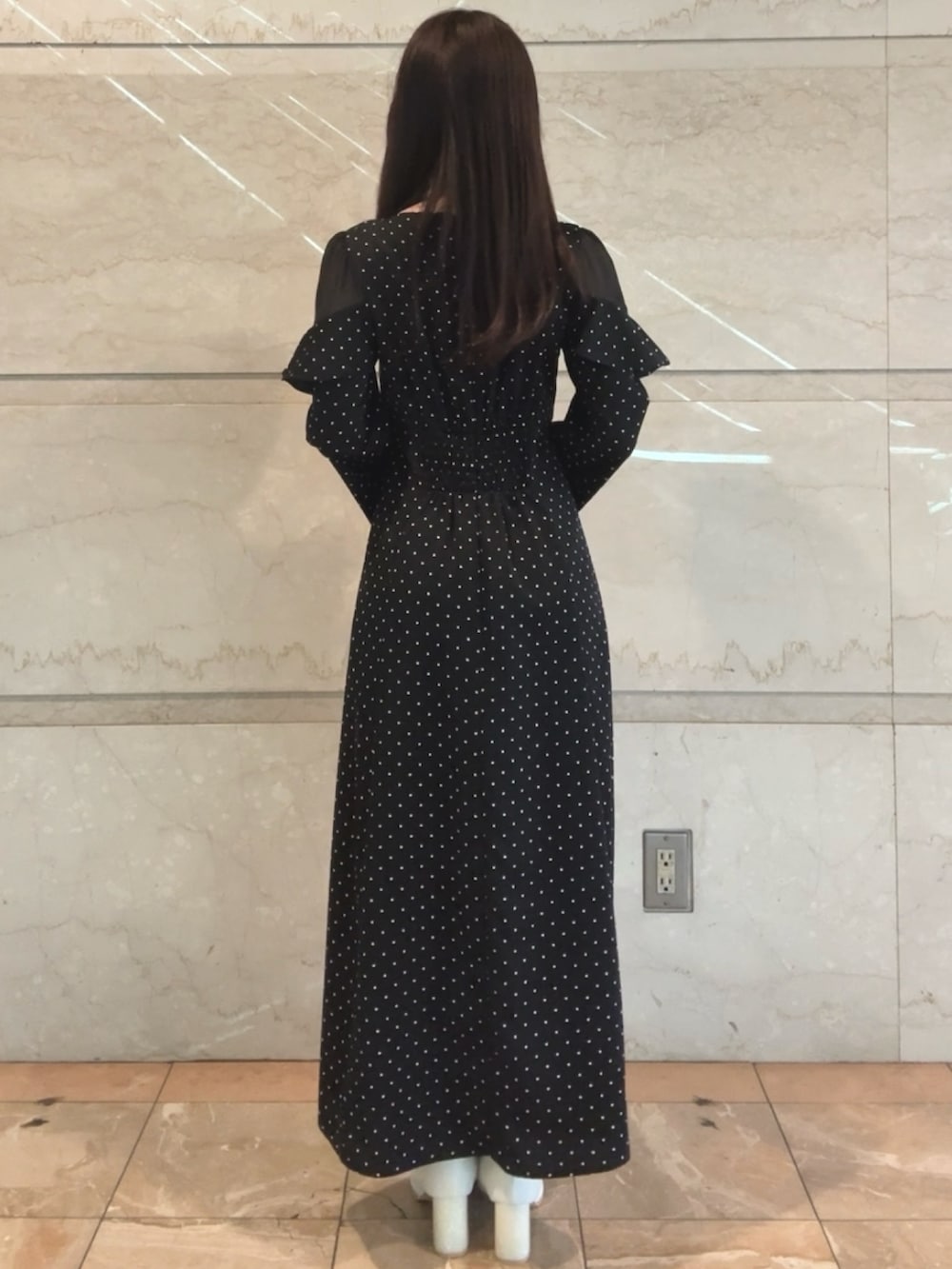 その他のワンピース、ホワイト系のブーツを着用したレディースの冬コーディネートの4枚目の写真