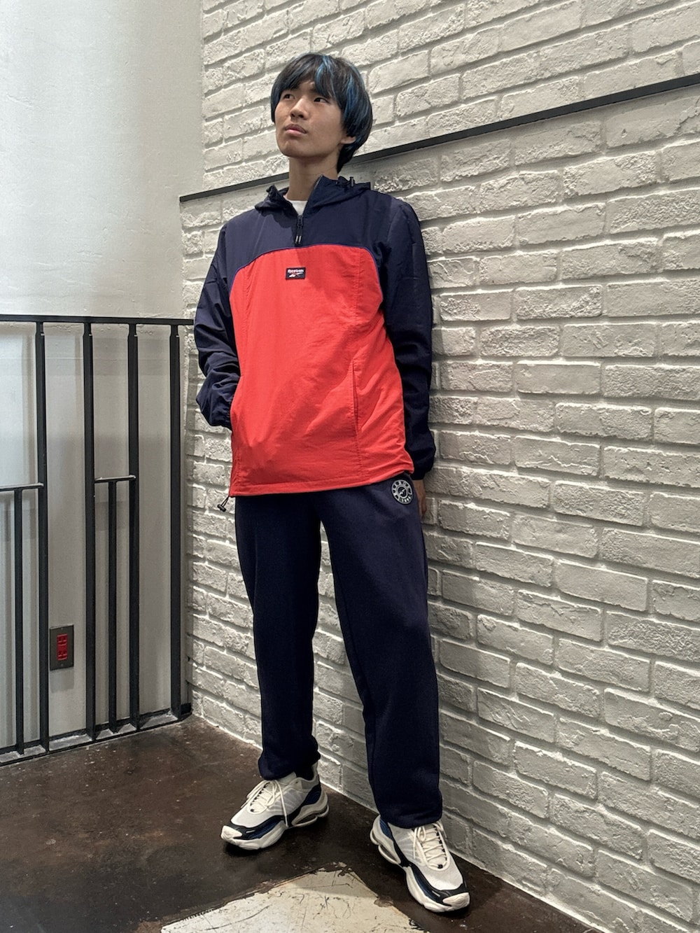 ホワイト系のTシャツ/カットソー、その他のマウンテンパーカー、その他のその他パンツを着用したメンズの夏コーディネートの2枚目の写真