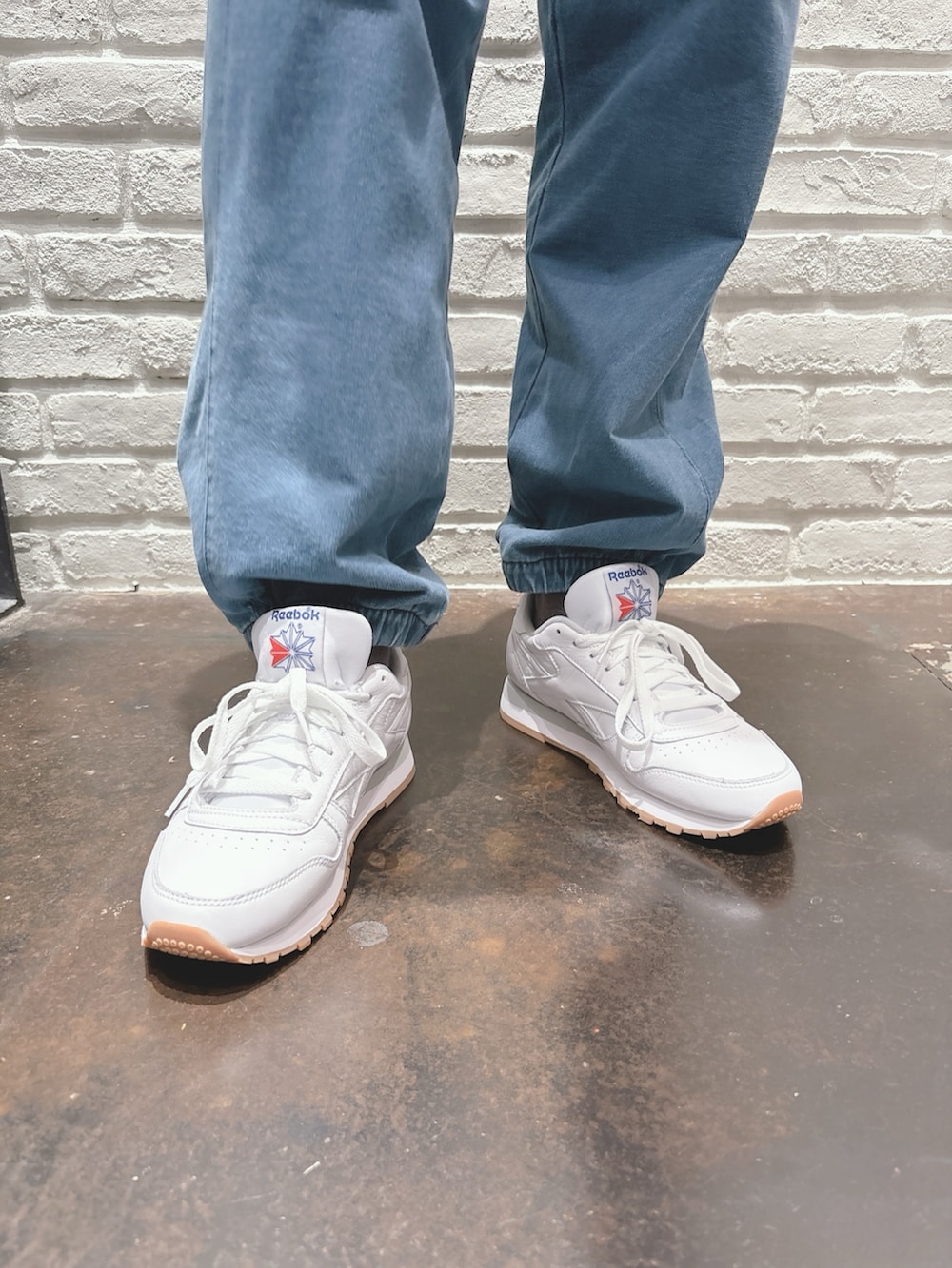 ブラック系のTシャツ/カットソー、ブルー系のその他パンツ、グレー系のパーカーを着用したメンズの春コーディネートの5枚目の写真