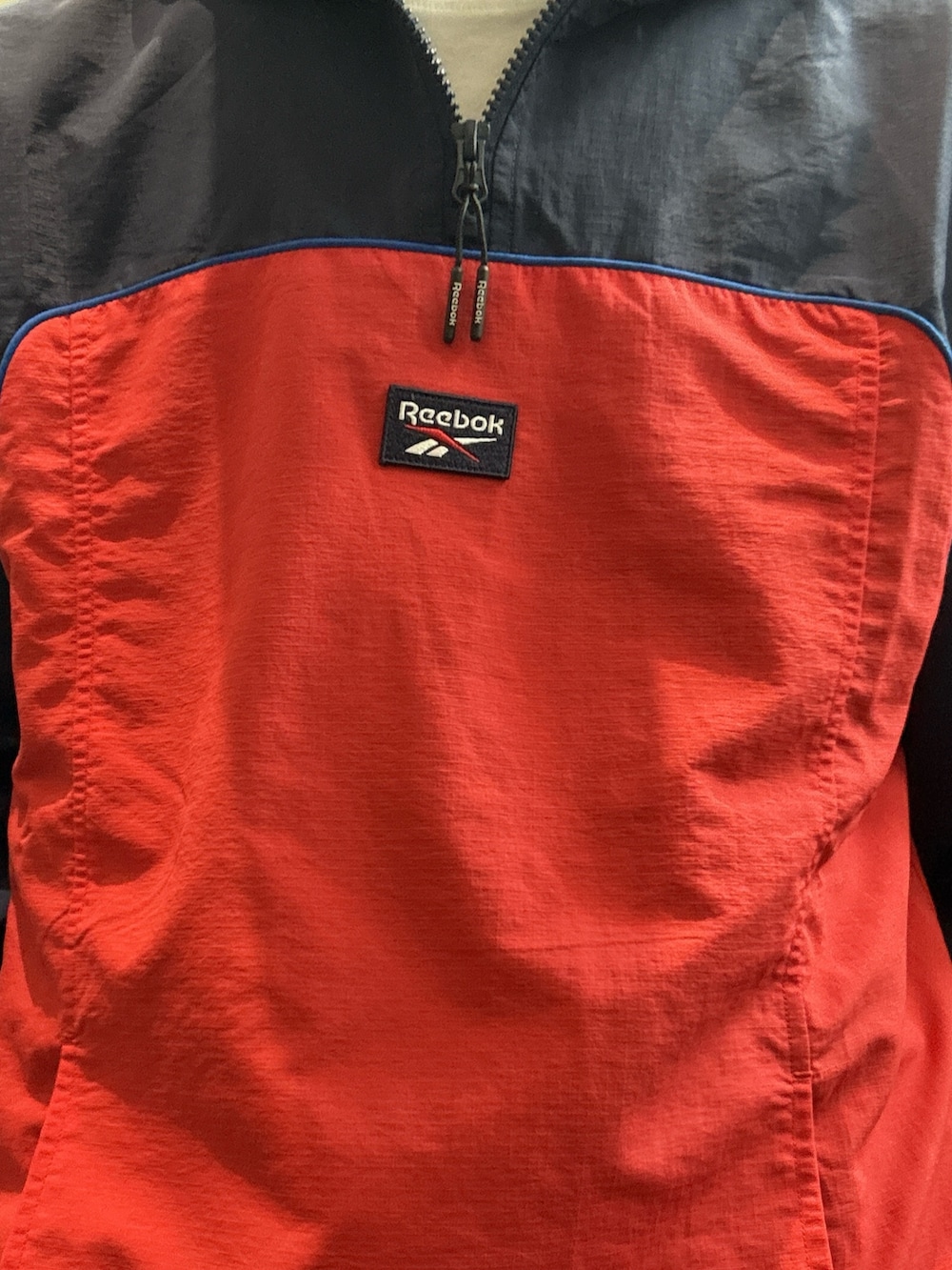 ホワイト系のTシャツ/カットソー、その他のマウンテンパーカー、その他のその他パンツを着用したメンズの夏コーディネートの4枚目の写真