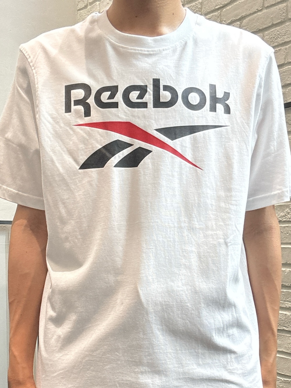 ホワイト系のTシャツ/カットソー、その他のマウンテンパーカー、その他のその他パンツを着用したメンズの夏コーディネートの3枚目の写真