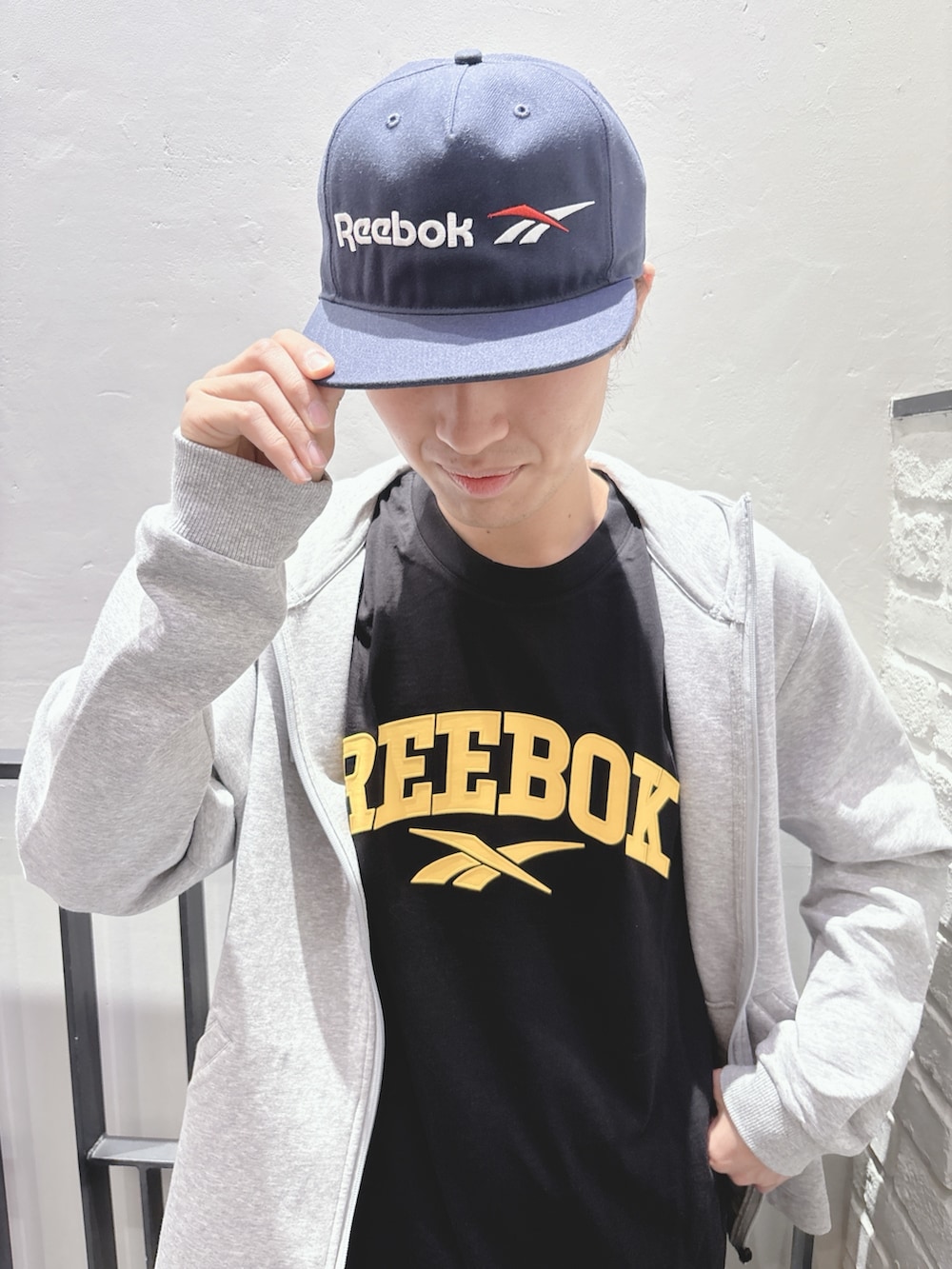 ブラック系のTシャツ/カットソー、ブルー系のその他パンツ、グレー系のパーカーを着用したメンズの春コーディネートの2枚目の写真