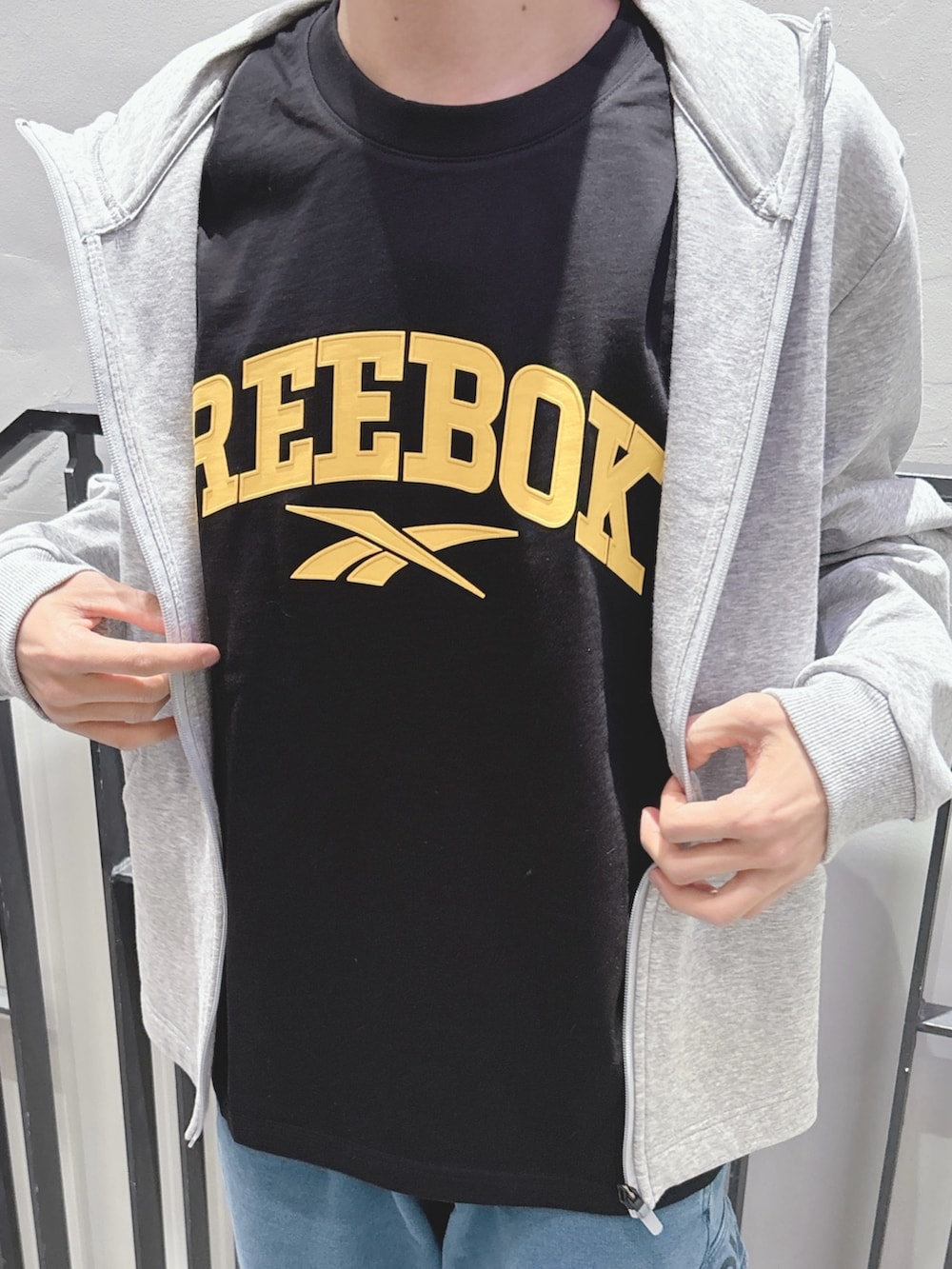 ブラック系のTシャツ/カットソー、ブルー系のその他パンツ、グレー系のパーカーを着用したメンズの春コーディネートの3枚目の写真