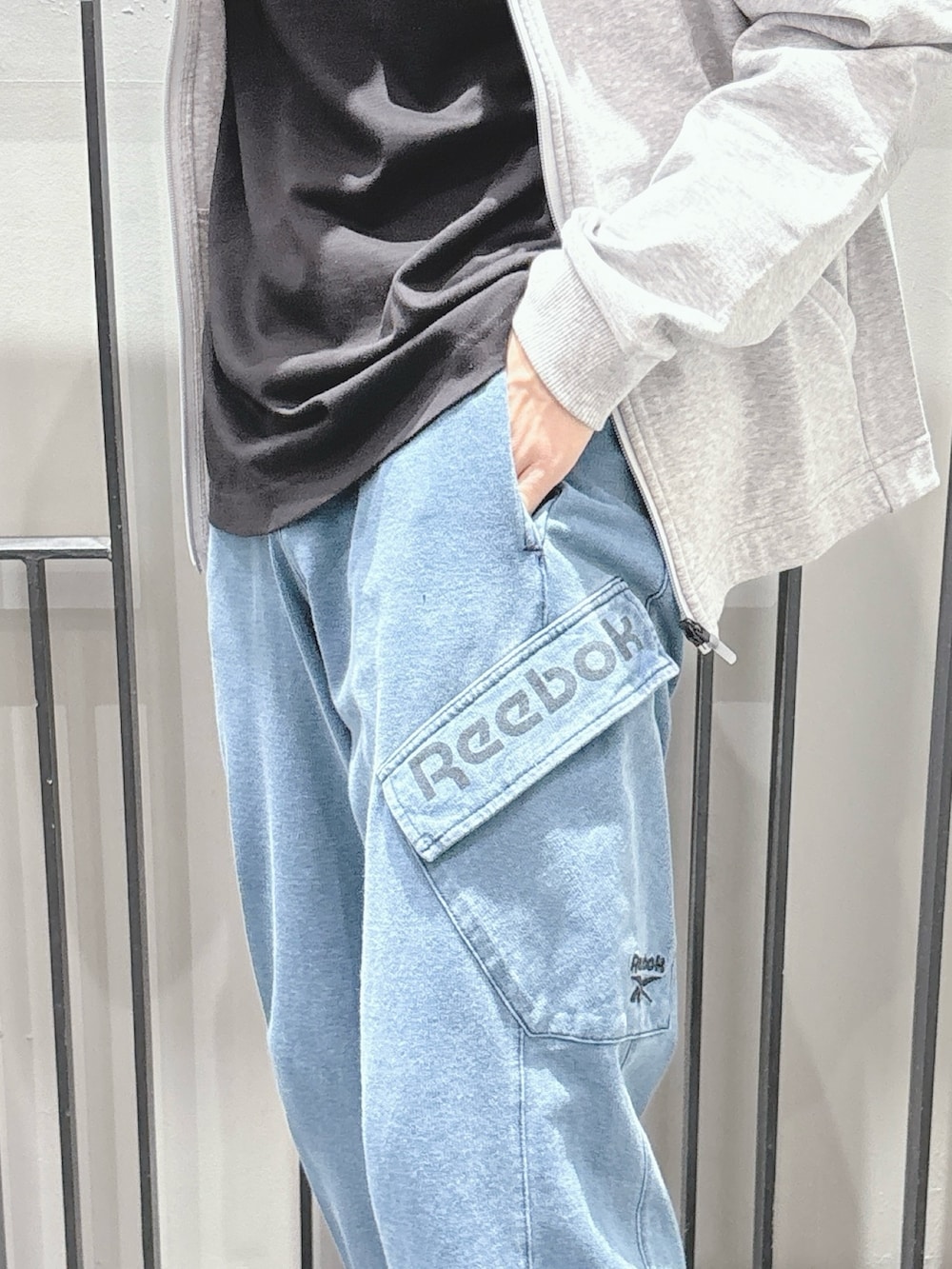 ブラック系のTシャツ/カットソー、ブルー系のその他パンツ、グレー系のパーカーを着用したメンズの春コーディネートの4枚目の写真