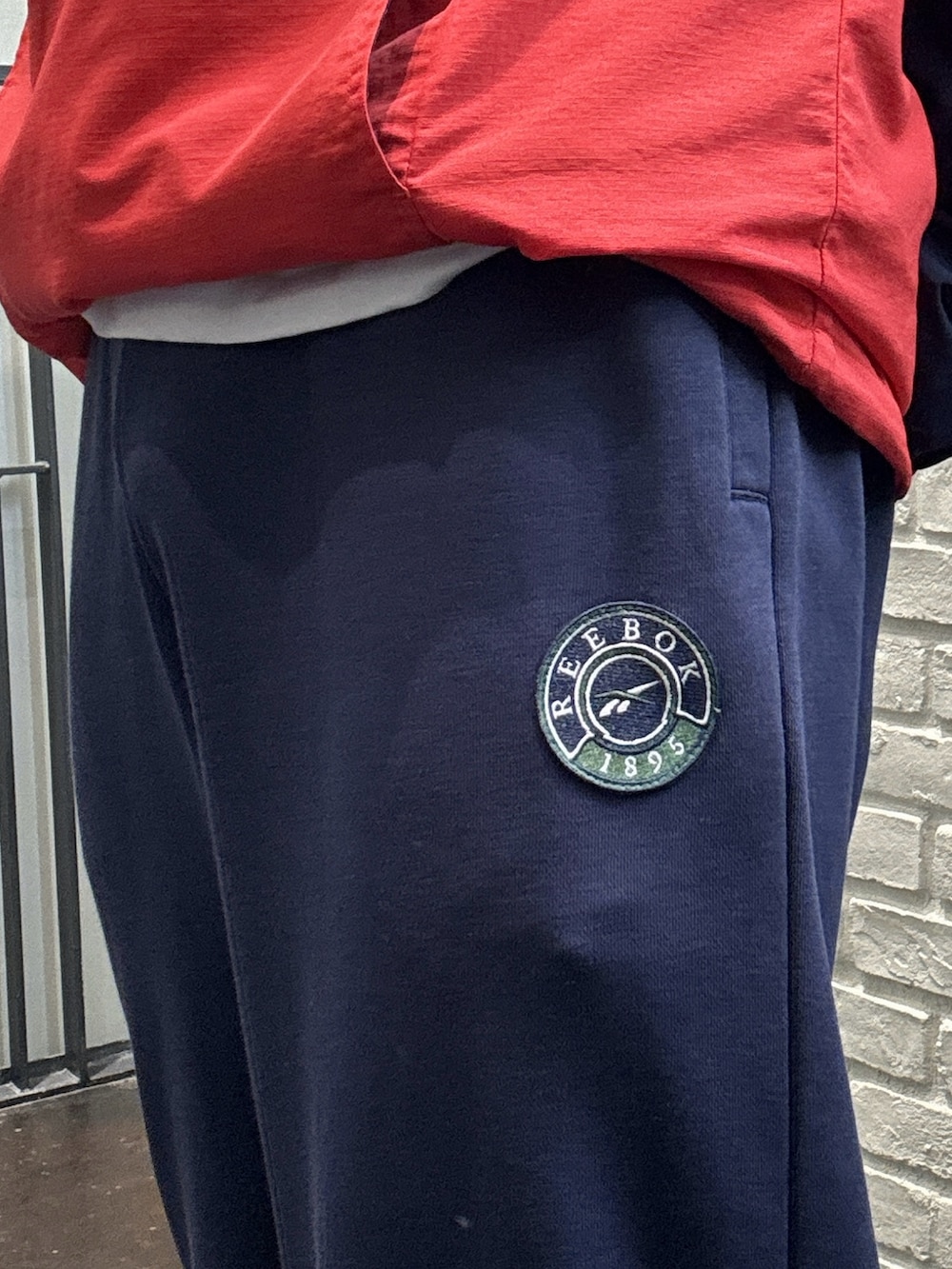 ホワイト系のTシャツ/カットソー、その他のマウンテンパーカー、その他のその他パンツを着用したメンズの夏コーディネートの5枚目の写真