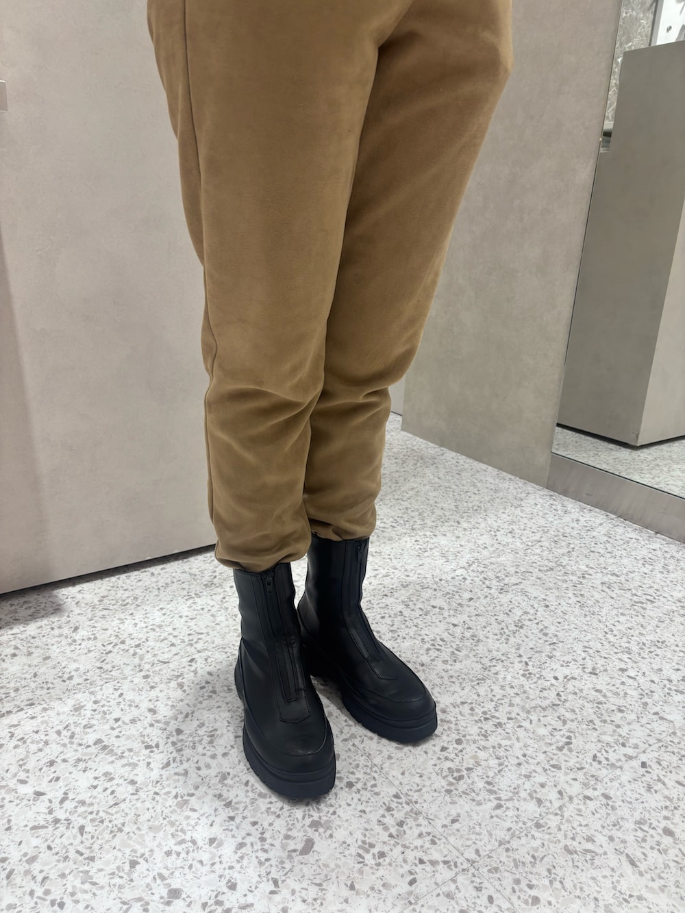 ブラック系のレインシューズを着用したレディースの冬コーディネートの2枚目の写真