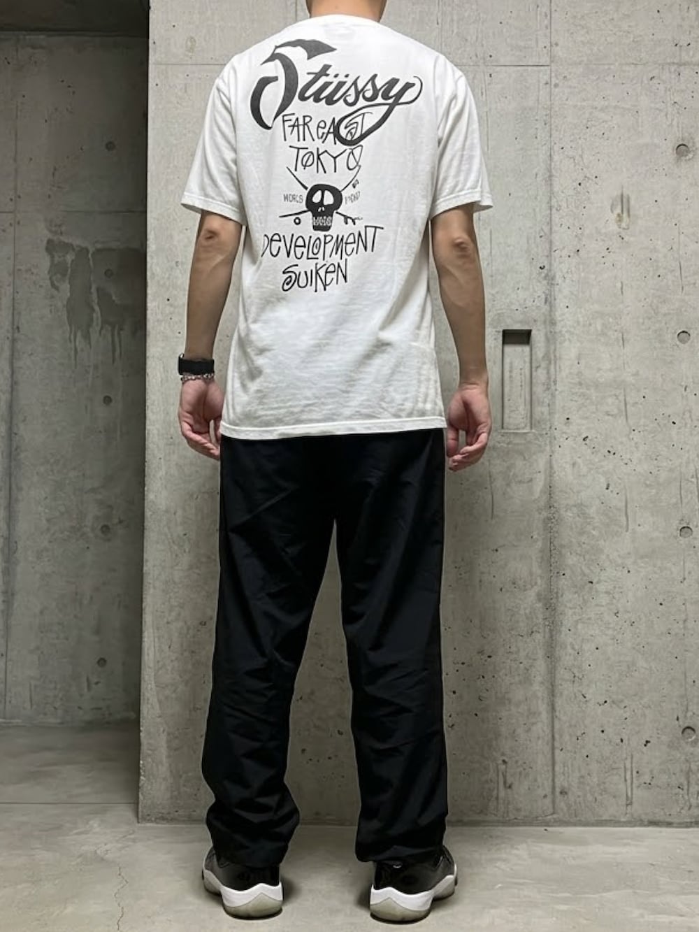 ホワイト系のTシャツ/カットソー、ブラック系のその他パンツ、ブラック系のスニーカーを着用したメンズの秋コーディネートの2枚目の写真