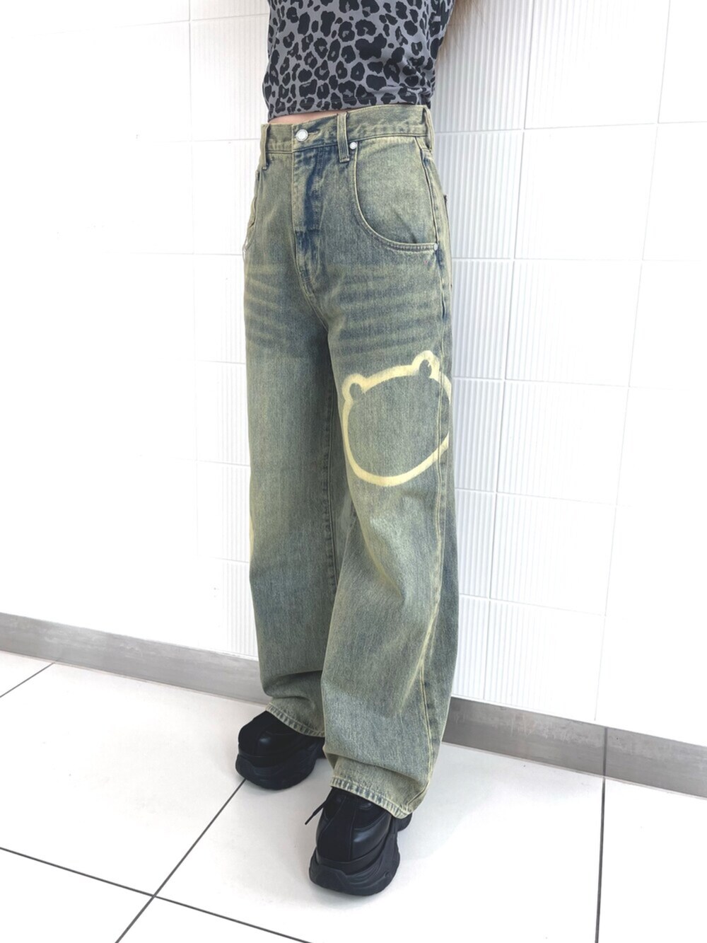 グレー系のTシャツ/カットソー、ブルー系のデニムパンツ、ブラック系のスニーカーを着用したレディースの夏コーディネートの4枚目の写真