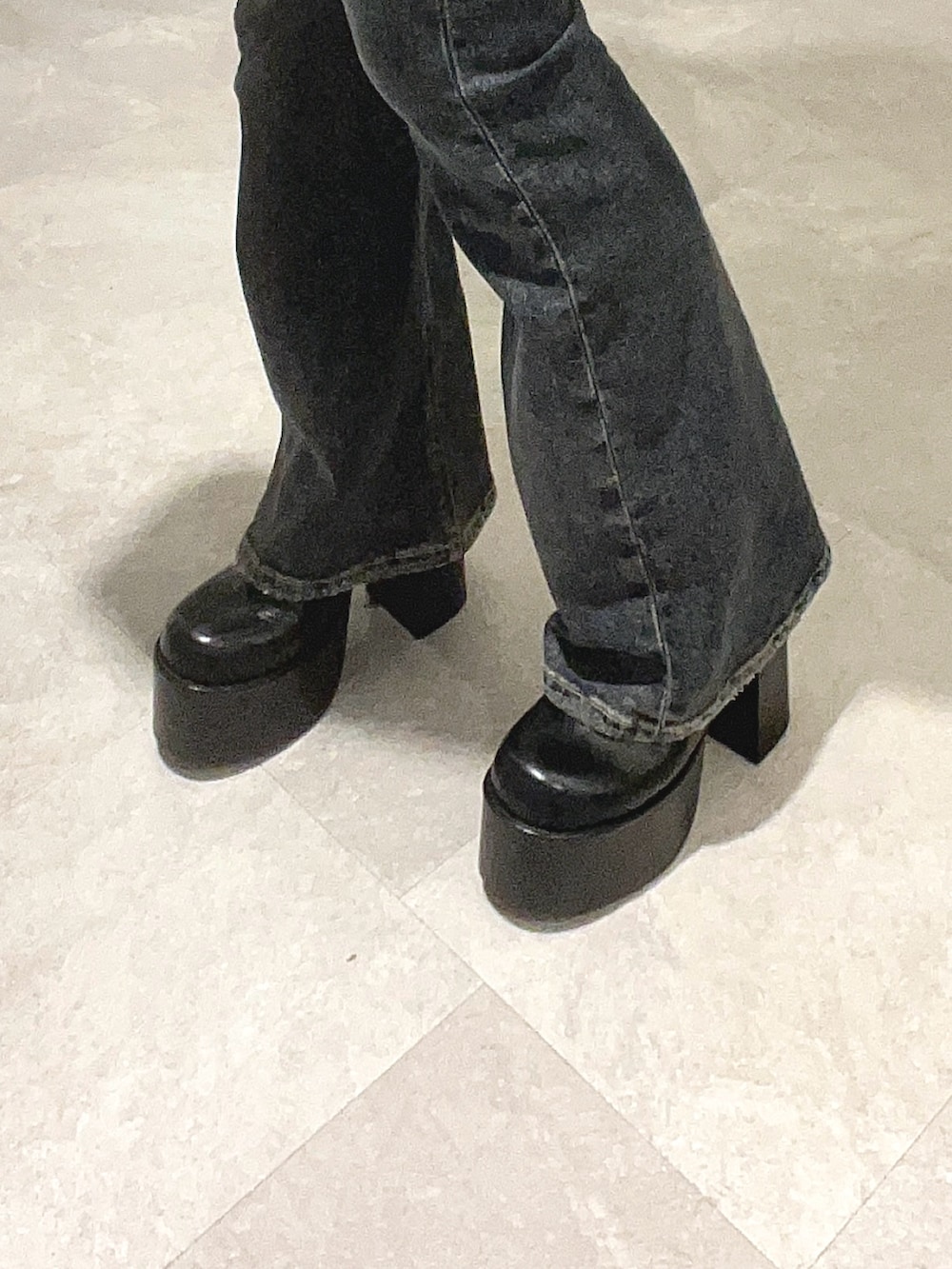 ブルー系のデニムパンツ、ブルー系のニット/セーター、ブラック系のハンドバッグを着用したレディースの秋コーディネートの5枚目の写真