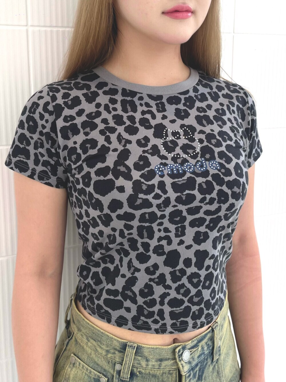 グレー系のTシャツ/カットソー、ブルー系のデニムパンツ、ブラック系のスニーカーを着用したレディースの夏コーディネートの6枚目の写真