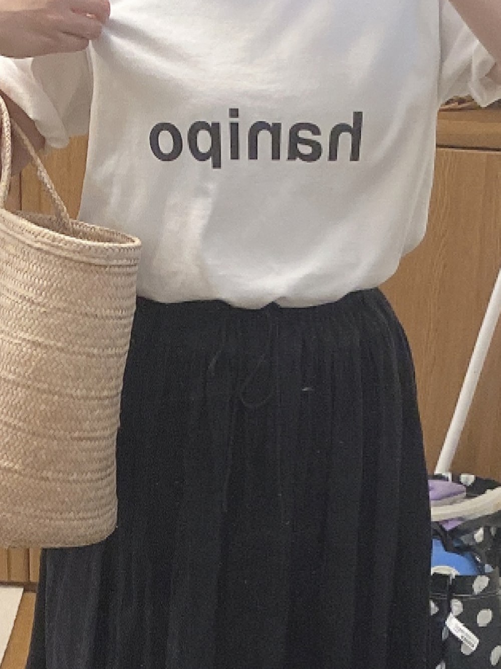 「プチプラコーデ、シンプル、モノトーン、ラフ、かごバッグ、UNIQLO、ユニクロ」｜「TSUHARU by Samansa Mos2の裾スカラップスカート（スカート、ブラック系）」を使った、hiyoriさん（レディース・161cm）の夏コーディネートの2枚目の写真